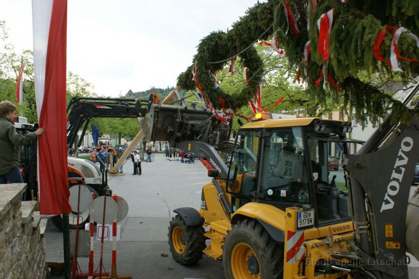 2009_04_30 Maibaumaufstellen Litschau (1)